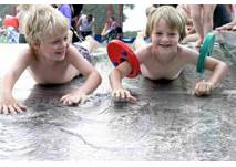Sommerbad Badearena Krems Kinder spielend