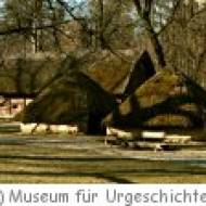 Betty Bernstein im Museum für Urgeschichte ü Betty Bernstein im Museum für Urgeschichte