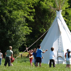Freunde Lagerfeuer Tipi Zelten Abenteuer Feiern