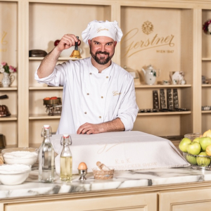 © GOURMET apfelstrudel vorführung in der Gerstner K. u. K. hofzuckerbäcker show mamilade ausflugstipps