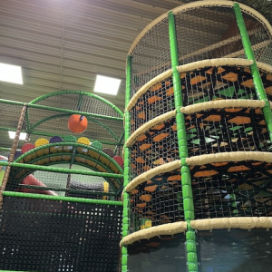 indoorspielplatz kids world spinnennetz mamilade ausflugstipps