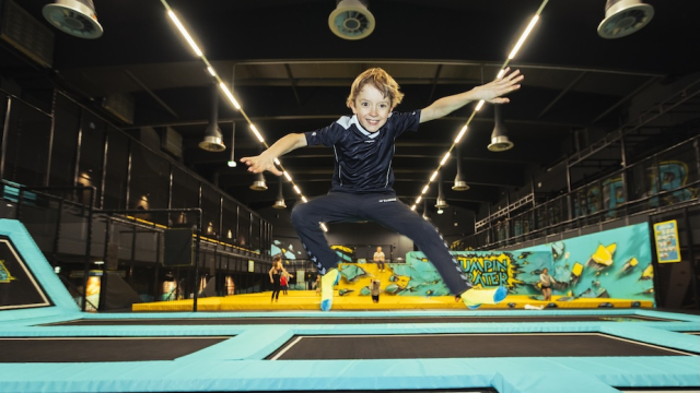  jumpin prater trampolinpark action ninja warrior parcour mamilade ausflugstipps 