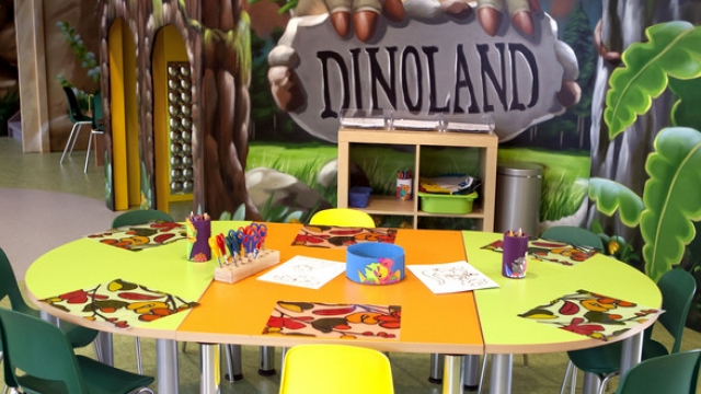 dinoland kinderbetreuung designer outlet salzburg