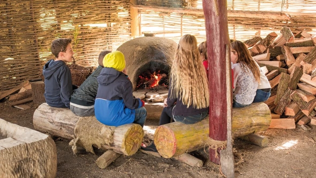 kindergeburtstag feiern steinzeitdorf neolithisches dorf heldenberg ausflugstipp mamilade